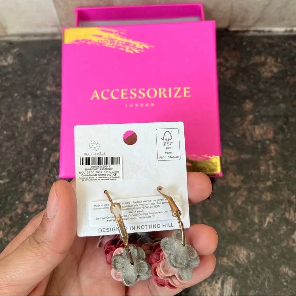 Accessorize floral hoop earrings - Picture 4 of 4